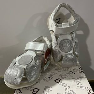 NWT Twig Girls LANNIE Leather White & Silver Dot Velcro Close Sandals